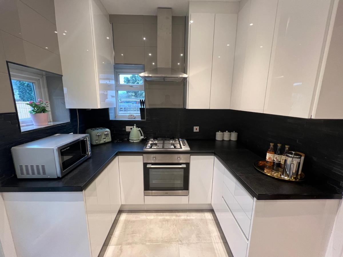Sakura,Sleeps 8 Netflix Villa Oxford Kültér fotó